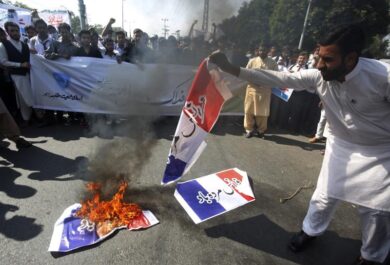 Al Qaida minaccia Macron e invita ad uccidere chiunque insulti il profeta