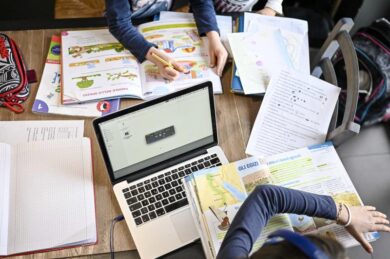 Scuole: più restano chiuse più il Pil cade. Ancora 300mila studenti senza pc