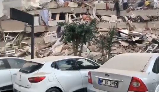 Terremoto Egeo, estratta una bimba viva a Smirne. I morti salgono a 79 Terremoto Egeo, estratta una bimba viva a Smirne. I morti salgono a 79