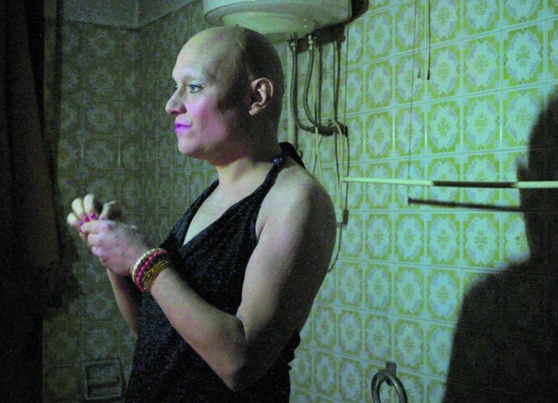 Uccise il vicino dopo una lite: attrice trans a processo a Milano Uccise il vicino dopo una lite: attrice trans a processo a Milano