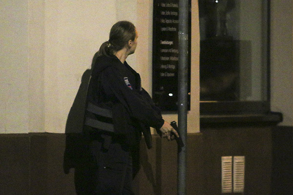 Vienna, Isis rivendica l’attentato. Due arresti in Svizzera e uno a Linz
