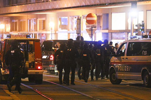 Vienna, Isis rivendica l’attentato. Due arresti in Svizzera e uno a Linz