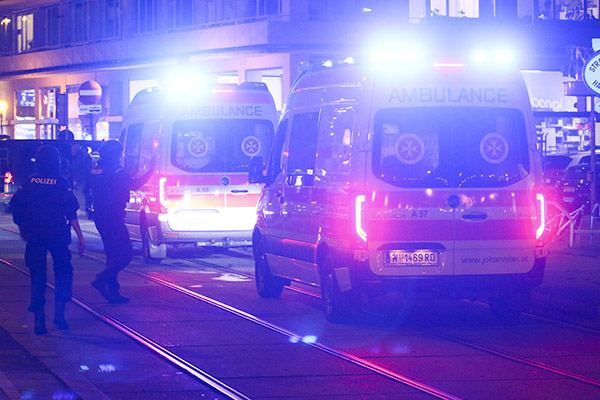 Vienna, Isis rivendica l’attentato. Due arresti in Svizzera e uno a Linz
