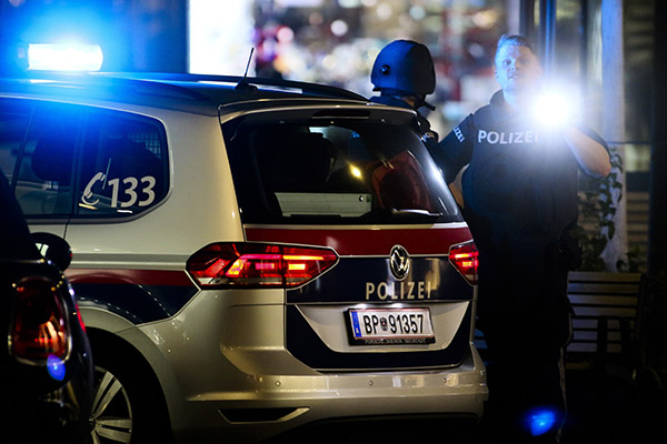 Vienna, Isis rivendica l’attentato. Due arresti in Svizzera e uno a Linz