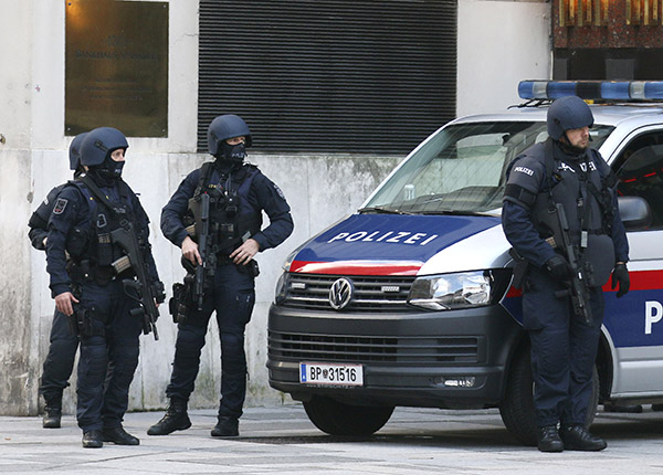 Vienna, Isis rivendica l’attentato. Due arresti in Svizzera e uno a Linz