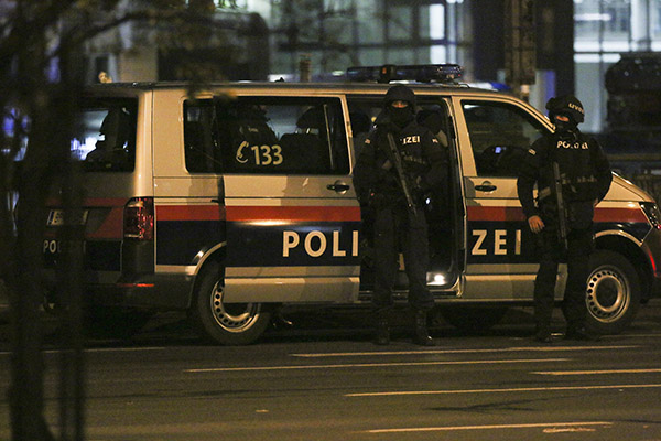 Vienna, Isis rivendica l’attentato. Due arresti in Svizzera e uno a Linz