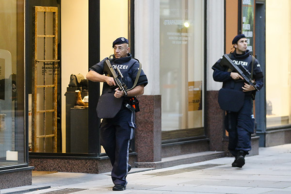 Vienna, Isis rivendica l’attentato. Due arresti in Svizzera e uno a Linz