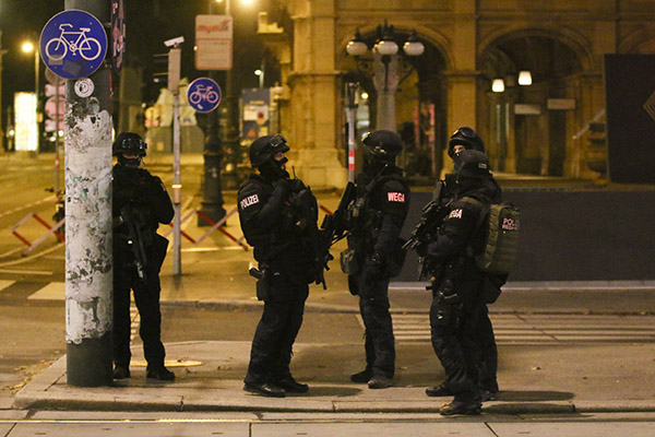 Vienna, Isis rivendica l’attentato. Due arresti in Svizzera e uno a Linz