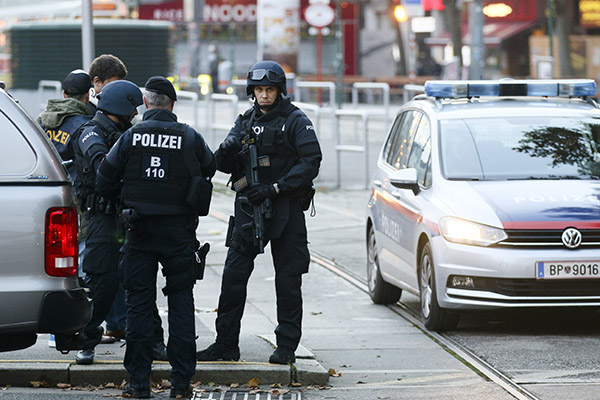 Vienna, Isis rivendica l’attentato. Due arresti in Svizzera e uno a Linz