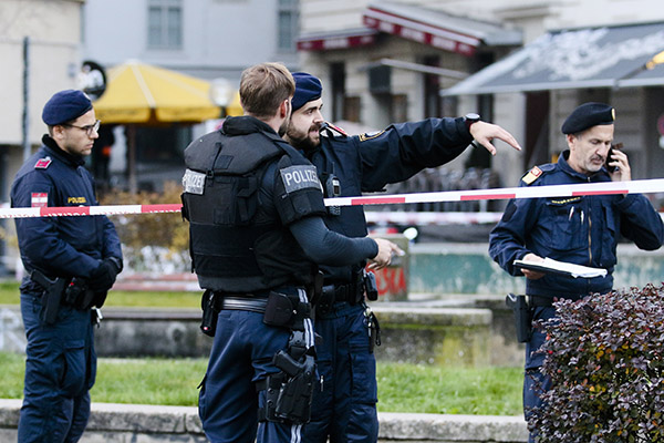 Vienna, Isis rivendica l’attentato. Due arresti in Svizzera e uno a Linz