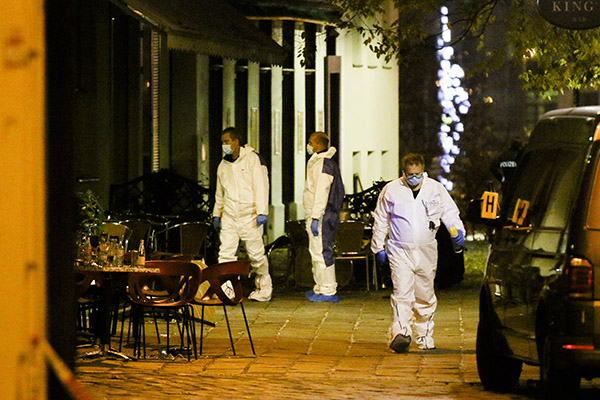 Vienna, Isis rivendica l’attentato. Due arresti in Svizzera e uno a Linz