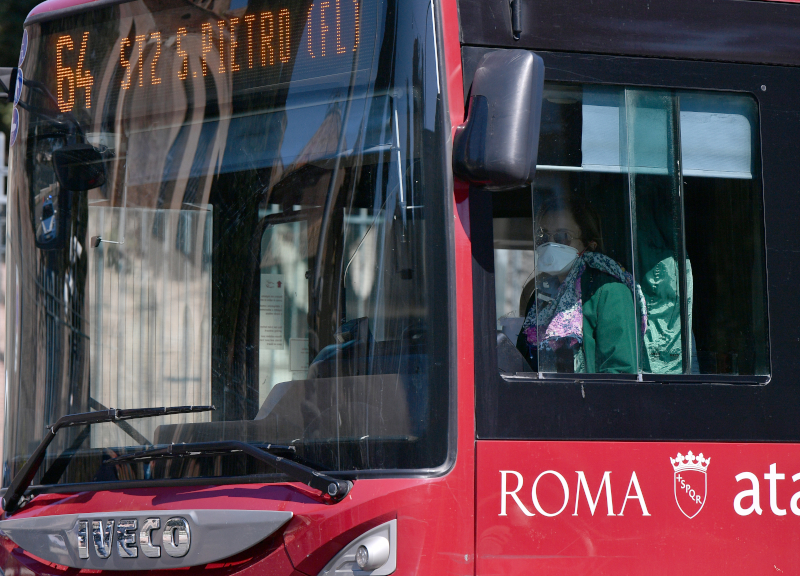 Virus e assembramenti sui bus, il Comune annuncia: 600 corse in più al giorno Virus e assembramenti sui bus, il Comune annuncia: 600 corse in più al giorno