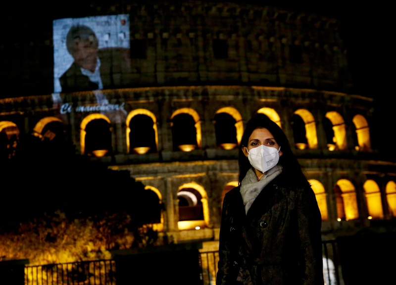 Gigi Proietti e la foto sul Colosseo, i romani contro il Comune: “Vergognosa”