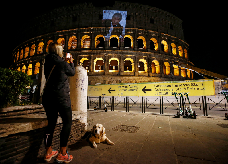 Gigi Proietti e la foto sul Colosseo, i romani contro il Comune: “Vergognosa”