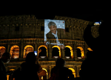 Gigi Proietti e la foto sul Colosseo, i romani contro il Comune: “Vergognosa”