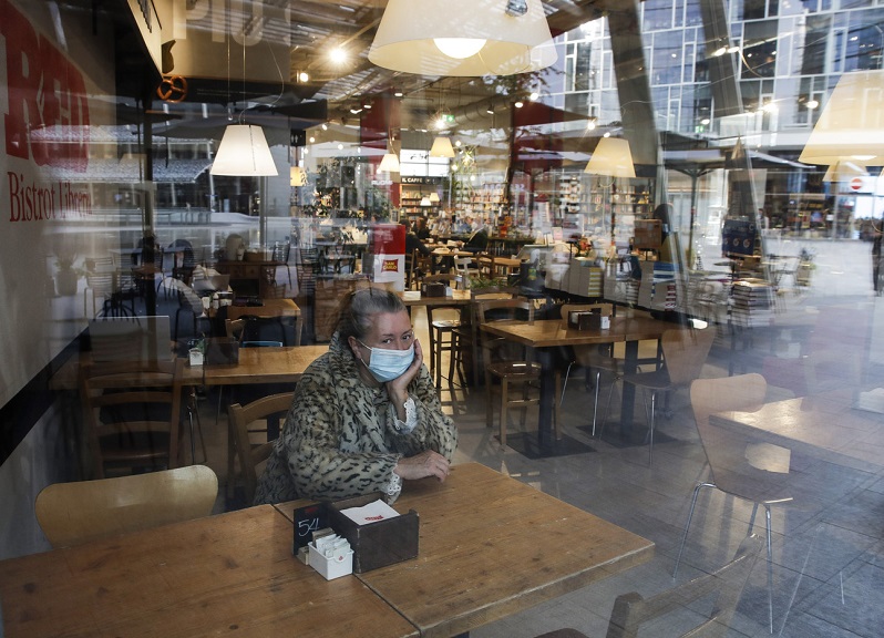 Covid e Dpcm, che aria tira? La rabbia e la paura nei bar di Milano Covid e Dpcm, che aria tira? La rabbia e la paura nei bar di Milano