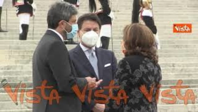 Conte, Casellati e Fico: il colloquio all’Altare Patria. Video Conte, Casellati e Fico: il colloquio all’Altare Patria. Video
