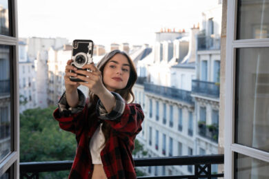 Emily in Paris: ‘troppi cliché’. Serie tv e film ‘fedeli’ secondo i parigini