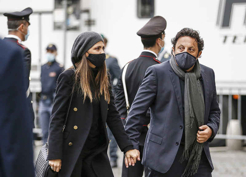 Funerali Proietti: le lacrime della Roma sua. Il Covid nega il bagno di folla