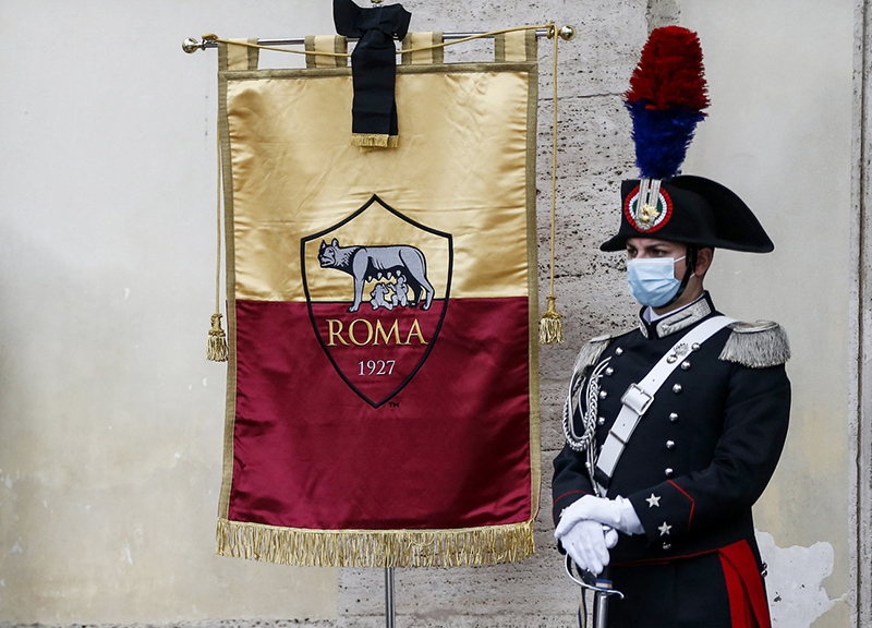 Funerali Proietti: le lacrime della Roma sua. Il Covid nega il bagno di folla