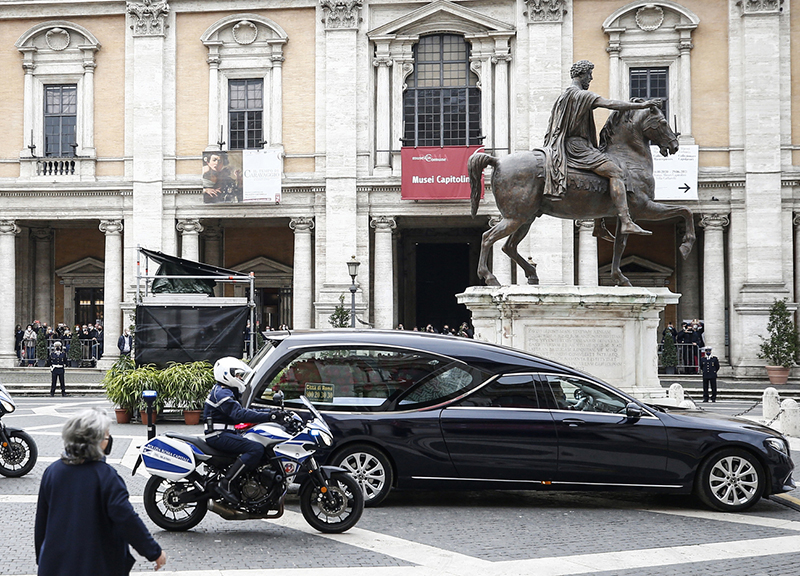 Funerali Proietti: le lacrime della Roma sua. Il Covid nega il bagno di folla