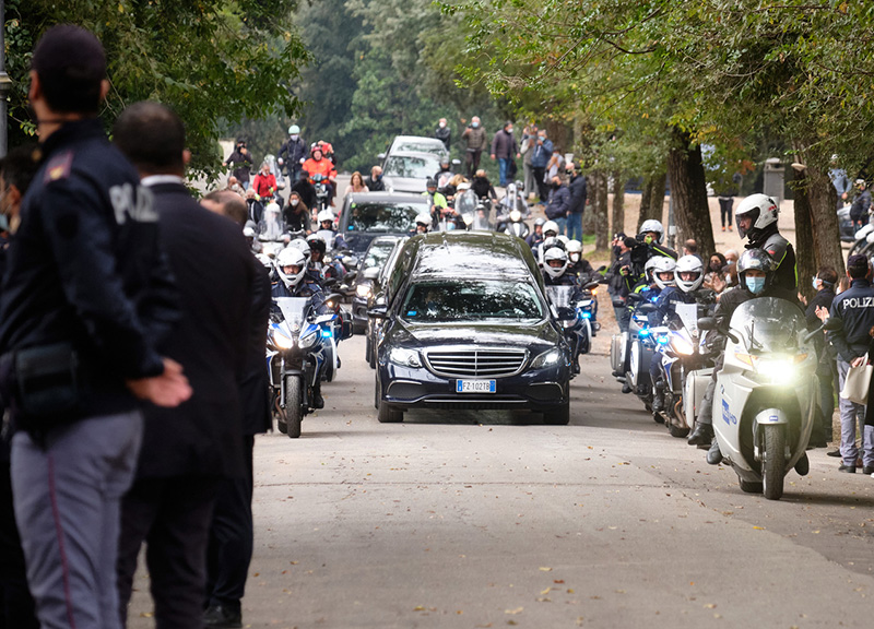 Funerali Proietti: le lacrime della Roma sua. Il Covid nega il bagno di folla