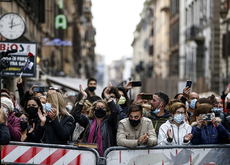 Funerali Proietti: le lacrime della Roma sua. Il Covid nega il bagno di folla