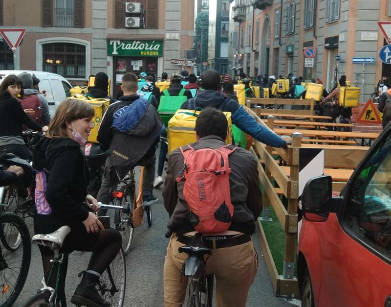 Due euro a consegna. Nella notte milanese esplode la rabbia dei rider Due euro a consegna. Nella notte milanese esplode la rabbia dei rider