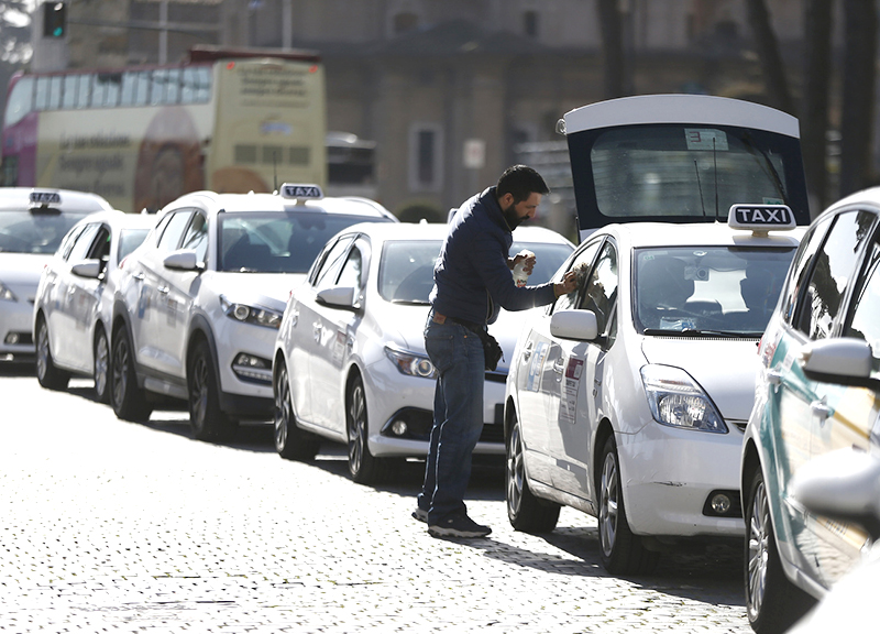 Nuovo Dpcm e sciopero taxi, l’Uri dice no: “Trattiamo col Governo Conte” Nuovo Dpcm e sciopero taxi, l’Uri dice no: “Trattiamo col Governo Conte”
