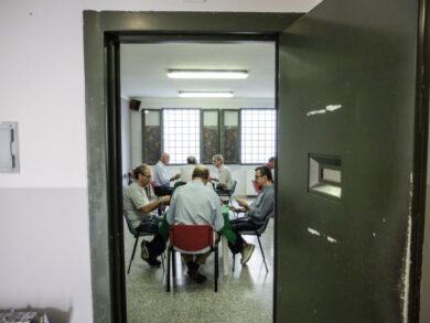 Bollate, i detenuti realizzano un milione di mascherine per le guardie