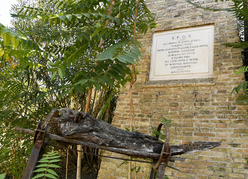 La storia recente di Roma è sul Gianicolo: è un parcheggio puzzolente di Ama La storia recente di Roma è sul Gianicolo: è un parcheggio puzzolente di Ama