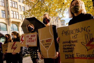 Proteste in Polonia, rinviata la legge per le limitazioni sull’aborto