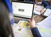 Bambin scuola libri didattica a distanza scuola dad computer pc Bambin scuola libri didattica a distanza scuola dad computer pc