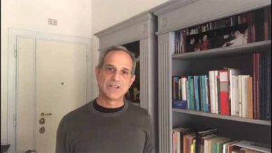 Gigi Proietti in lista d’attesa per essere cremato. La Raggi dorme sempre