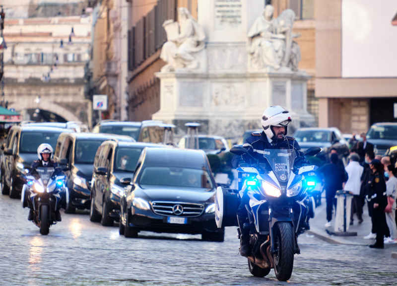 Funerali Stefano D’Orazio, il pianto dei Pooh: Roma saluta il batterista Funerali Stefano D’Orazio, il pianto dei Pooh: Roma saluta il batterista