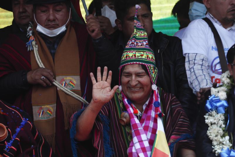 Morales torna in Bolivia, all’aeroporto dov’era partito in esilio un anno fa Morales torna in Bolivia, all’aeroporto dov’era partito in esilio un anno fa