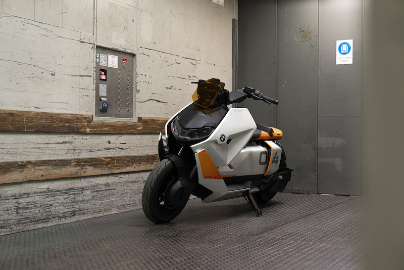 BMW Motorrad lancia il nuovo CE 04