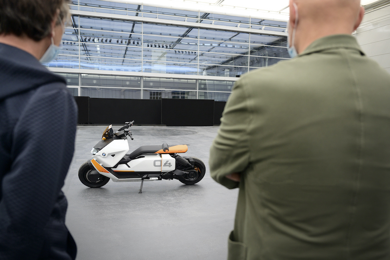 BMW Motorrad lancia il nuovo CE 04