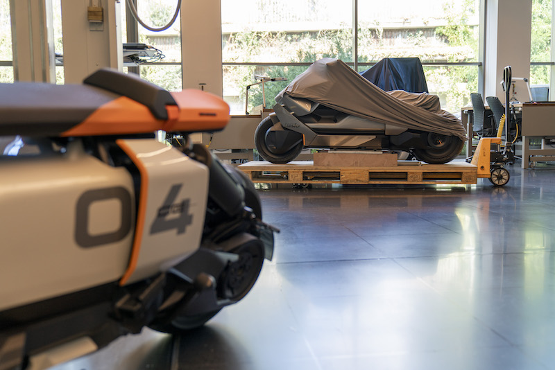 BMW Motorrad lancia il nuovo CE 04