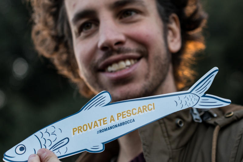 Bologna, il ritorno delle Sardine. Scambio di vere lettere a Piazza Maggiore Bologna, il ritorno delle Sardine. Scambio di vere lettere a Piazza Maggiore