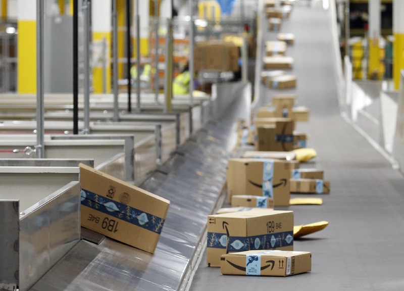 Amazon incoraggia gli acquisti natalizi, ma in rete spopola: “Compra italiano” Amazon incoraggia gli acquisti natalizi, ma in rete spopola: “Compra italiano”