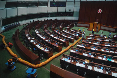 Hong Kong, 4 pro dem espulsi: si dimettono tutti i deputati