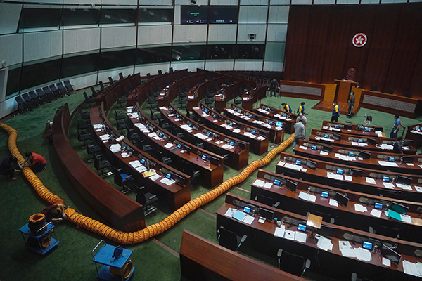 Hong Kong, 4 pro dem espulsi: si dimettono tutti i deputati Hong Kong, 4 pro dem espulsi: si dimettono tutti i deputati