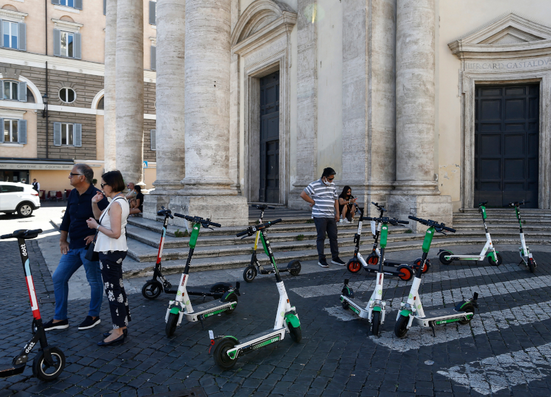 Monopattini, centro di Roma zona rossa. Sindacati: “Raggi in ritardo di mesi” Monopattini, centro di Roma zona rossa. Sindacati: “Raggi in ritardo di mesi”