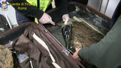 Cocaina e eroina per i romani: 18 arresti e 52 kg sequestrati a Fiumicino