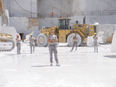 Uomini di pietra, la serie che racconta la filiera del marmo sulle Alpi Apuane