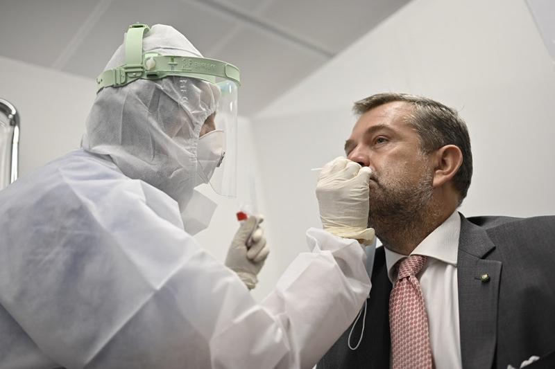 Coronavirus: “A Roma mancano i tamponi rapidi”. L’allarme dei medici di base Coronavirus: “A Roma mancano i tamponi rapidi”. L’allarme dei medici di base