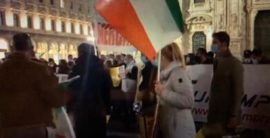 Coronavirus: “Tu ci chiudi, tu ci paghi”, la protesta davanti al Duomo