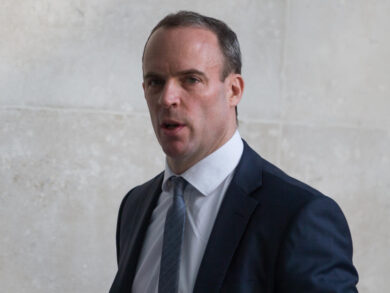 Londra convoca l’ambasciatore cinese: “Pechino viola l’autonomia di Hong Kong”