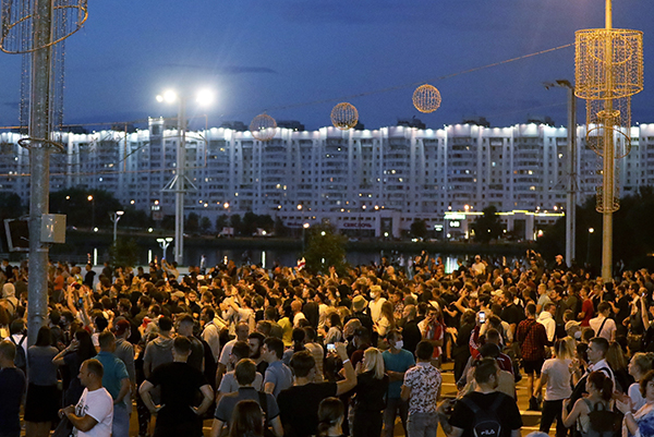 Bielorussia, a Minsk maxi protesta dopo l’uccisione di un oppositore Bielorussia, a Minsk maxi protesta dopo l’uccisione di un oppositore